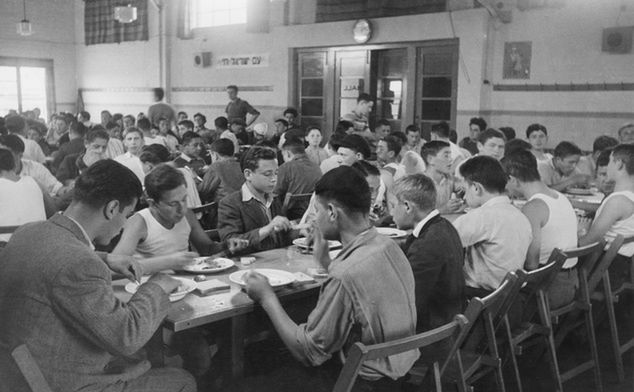 Posiłek w Windermere. The Boys już nie musieli chować chleba. Fot. Kurt Hutton/Picture Post/Hulton Archive/Getty Images