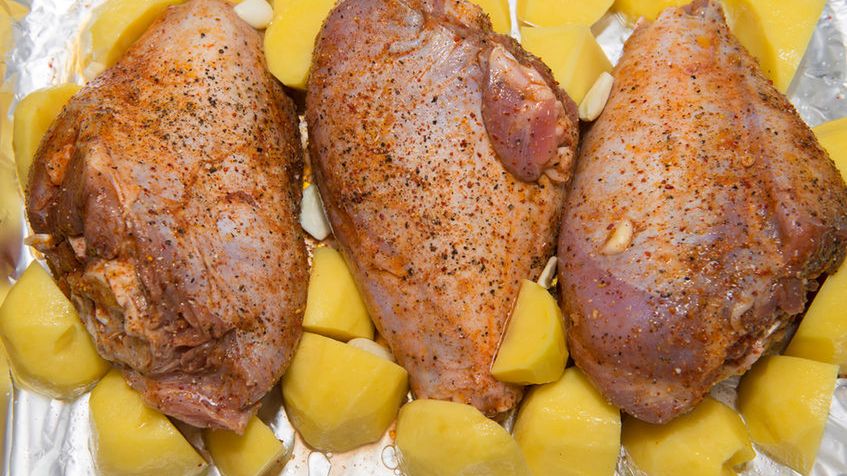 Surowy udziec z indyka w roztworze (samo mięso)