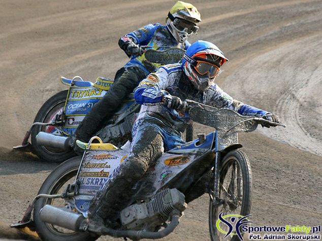 Maciej Piaszczyński (kask niebieski) przedwcześnie zakończył karierę