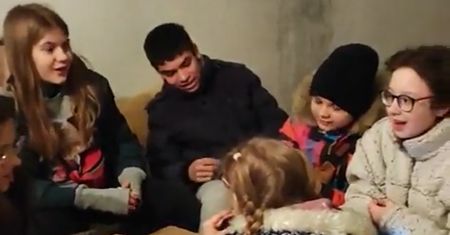 Wzruszające zachowanie dzieci na Ukrainie. Trudno nie uronić łzy
