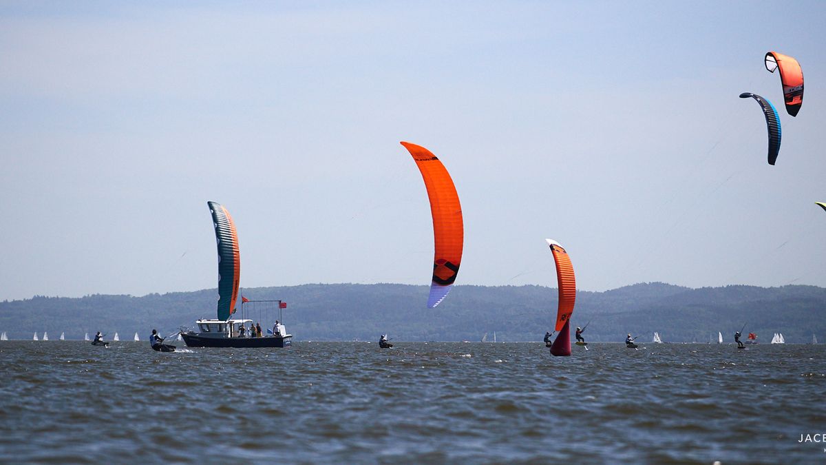 Zdjęcie okładkowe artykułu: Materiały prasowe / Jacek Kwiatkowski / PZŻ / Na zdjęciu: Zawodnicy w klasie kiteboarding