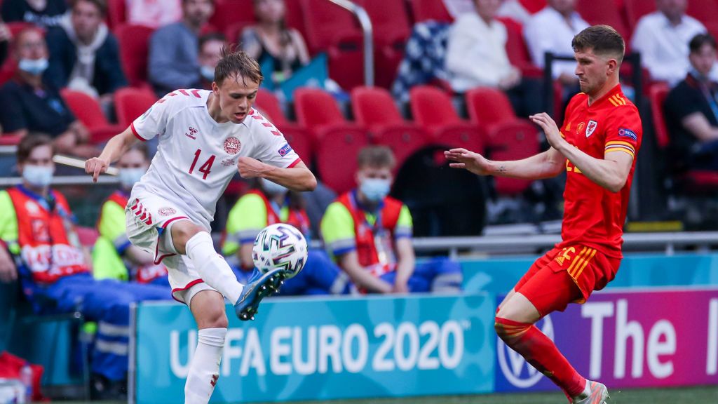 Na zdjęciu od lewej: Mikkel Damsgaard oraz Chris Mepham w meczu 1/8 finału Euro 2020