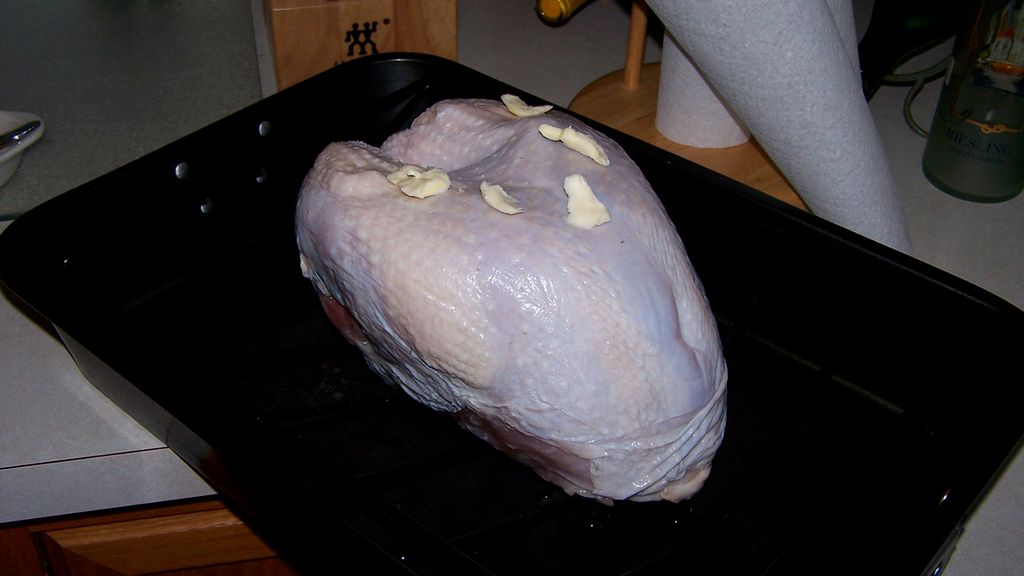 Surowa pierś z indyka ze skórą w roztworze