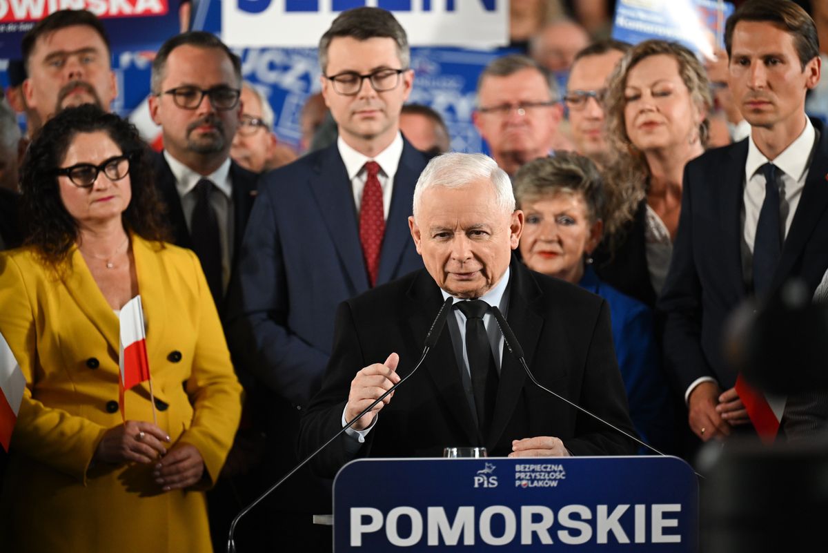 Kto wpłaca na konto PiS? Prezesi państwowych spółek w rejestrze - Money.pl
