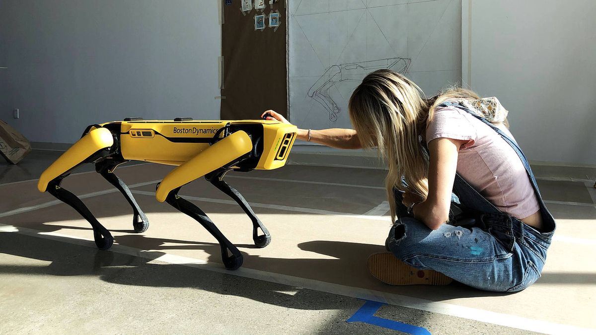 Agnieszka Pilat została zaproszona przez Boston Dynamics do siedziby firmy, by nauczyć malowania jej roboty