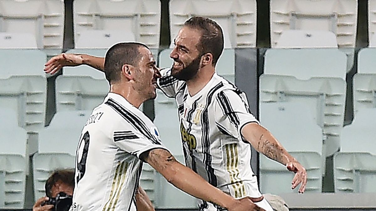 PAP/EPA / ALESSANDRO DI MARCO / Na zdjęciu: Gonzalo Higuain (z prawej)