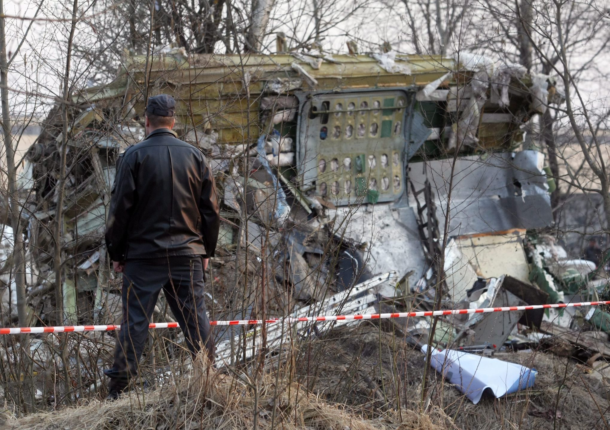 Polish President Lech Kaczynski dies in plane crash in Smolenskepa02112599 A Russian policeman guards a part of the wreckage of a Polish government Tupolev Tu-154 plane that crashed near Smolensk airport, Russia, 11 April 2010. All people aboard the plane including Polish President Lech Kaczynski and his wife Maria Kaczynska were killed in the crash on 10 April. Polish President Lech Kaczynski, his wife Maria and a large group of leading Polish state officials and politicians died at the plane crash in Smolensk, Russia, on 10 April 2010, while on their way to attend the ceremonies marking the 70th anniversary of the Katyn massacre when some 22,000 Polish officers, uniformed servicemen and intellectuals were executed by the Soviet NKVD in the Katyn Forest.  EPA/SERGEI CHIRIKOV
Dostawca: PAP/EPA.SERGEI CHIRIKOVkatastrofa smole�ska, smole�sk, tu 154, tu-154, wrak, tragedia, samolotu prezydenckiego rz�dowego, smolenskwrak
