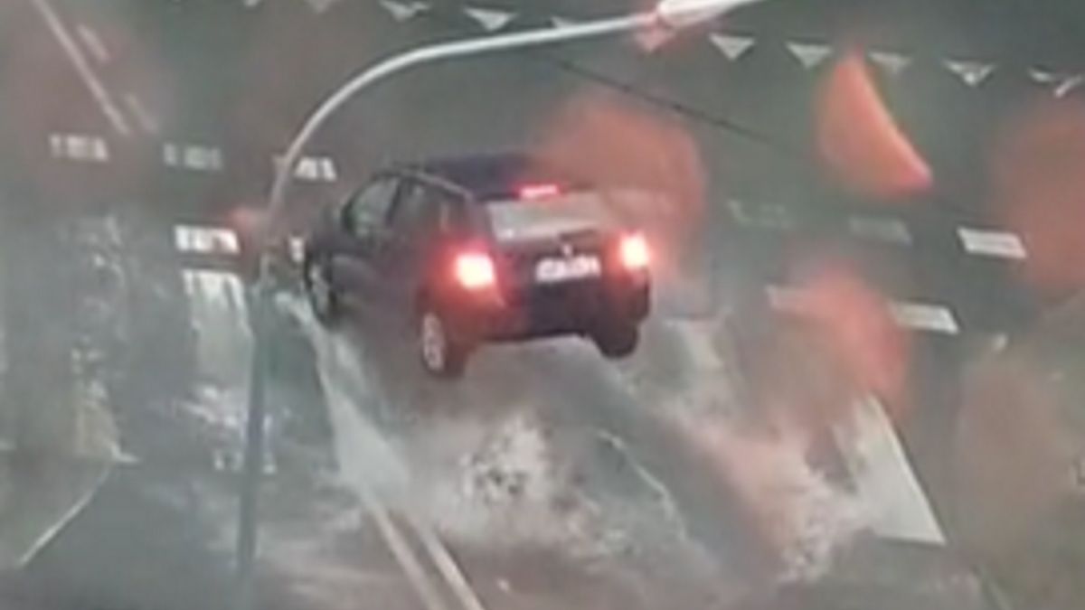 Studzienka wystrzeliła samochód w powietrze