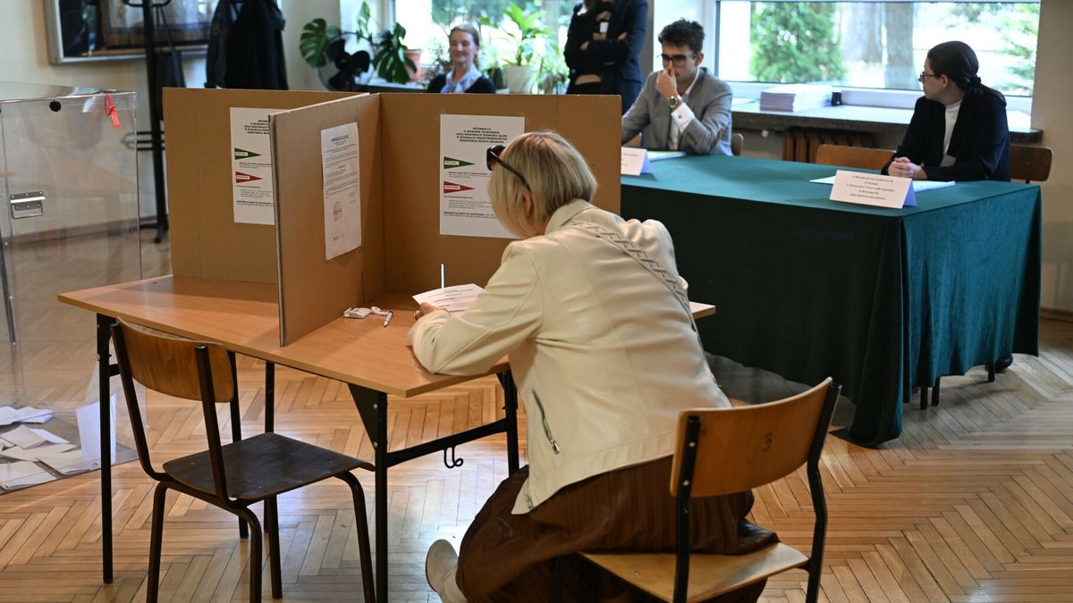 Wybory w Krakowie - g?osowaniaFot. Artur Barbarowski/East News, 27.09.2026. Krakow. Przedterminowe wybory na urzad prezydenta miasta Krakowa. Glosowanie w lokalach wyborczych.Artur Barbarowski