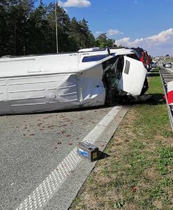 Wypadek pod Tomaszowem. S8 zasypały truskawki