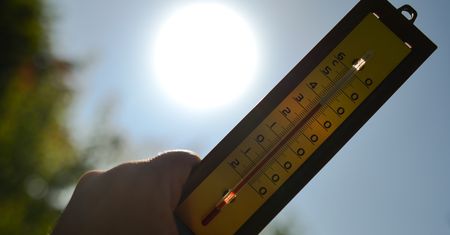 Pościel i piżama z lodówki. Genialny trik na upały