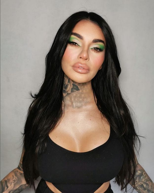 Anna Renusz przed rozpuszczeniem kwasu w ustach