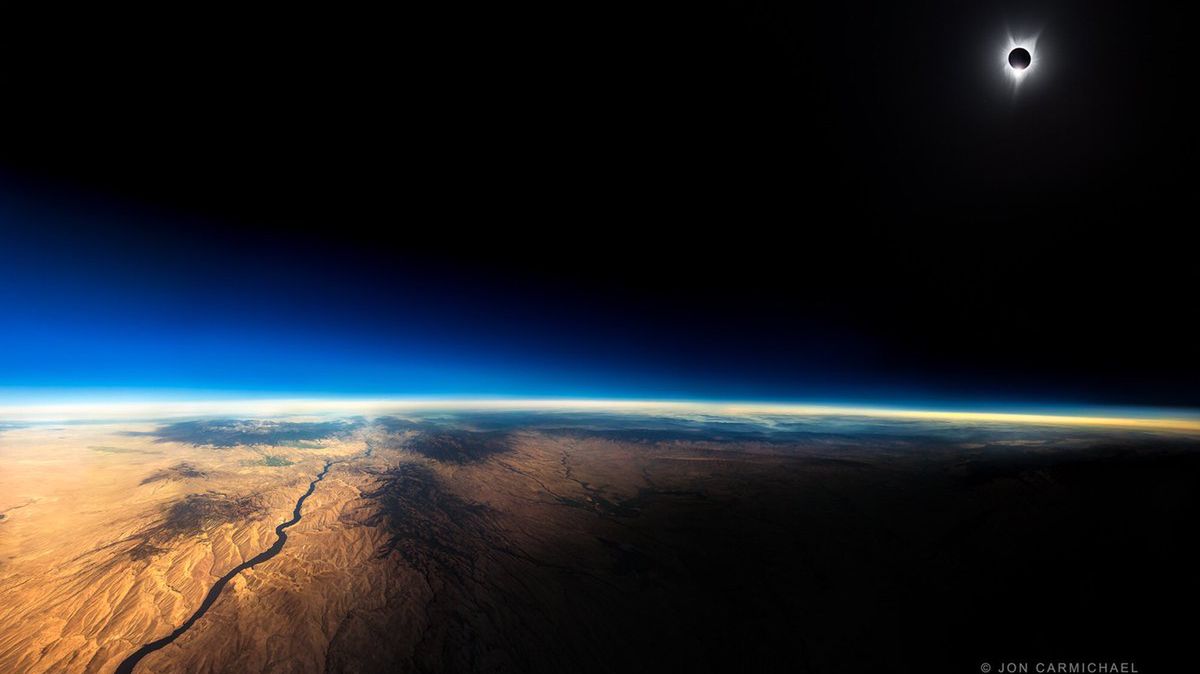 Był gotowy przekupić pasażera, by móc zrobić to zdjęcie zaćmienia Słońca 1