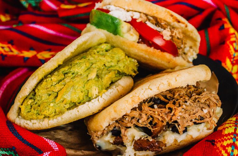 Arepy zawładnęły moją kuchnią. Do środka wrzucam dodatki i mam pyszną przekąskę