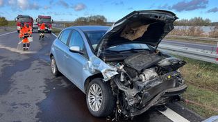 Gorzów: Wypadek na S3. Fiat uderzył w ciężarówkę i barierki