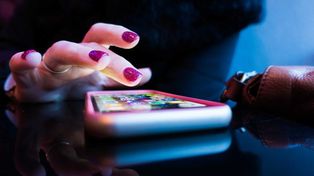 Sprzedawali używane telefony jako nowe. Śledczy odkryli wielki przekręt