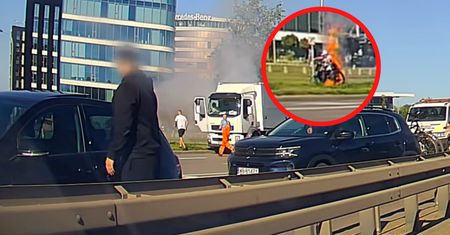 Aż wybiegali z aut. Wózek w ogniu. Niesie się nagranie z Warszawy