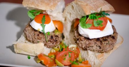 Opiekane burgery z mięsa mielonego z wołowiny (80% mięsa, 20% tłuszczu)