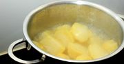 Ten dodatek kompletnie odmieni smak ziemniaków. Nie uwierzycie, o czym mowa!