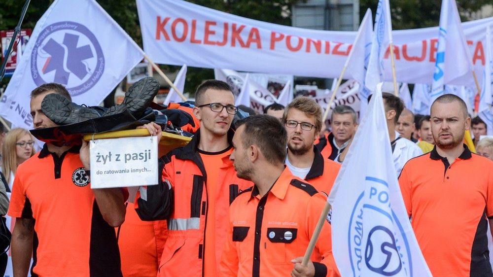 Protest prowadzą już ratownicy medyczni. To nietypowy "strajk". W określone dni każdego miesiąca nie biorą dodatkowych dyżurów. W takiej sytuacji brakuje obsad dla karetek