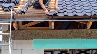 Okopy: Zamontowano charakterystyczny dach na Muzeum ks. Popiełuszki