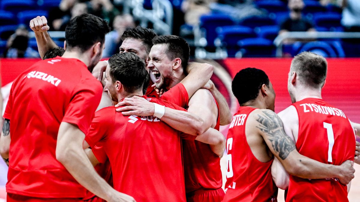 radość koszykarzy reprezentacji Polski, w tym kapitana Mateusza Ponitki
