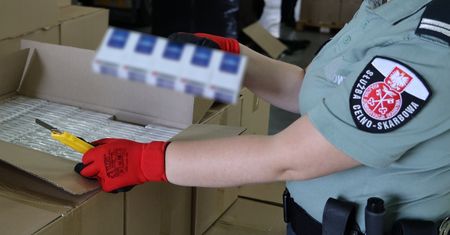 Ogromna kontrabanda na S8. Celnicy znaleźli prawie 560 tysięcy paczek papierosów ukrytych w karmie dla zwierząt