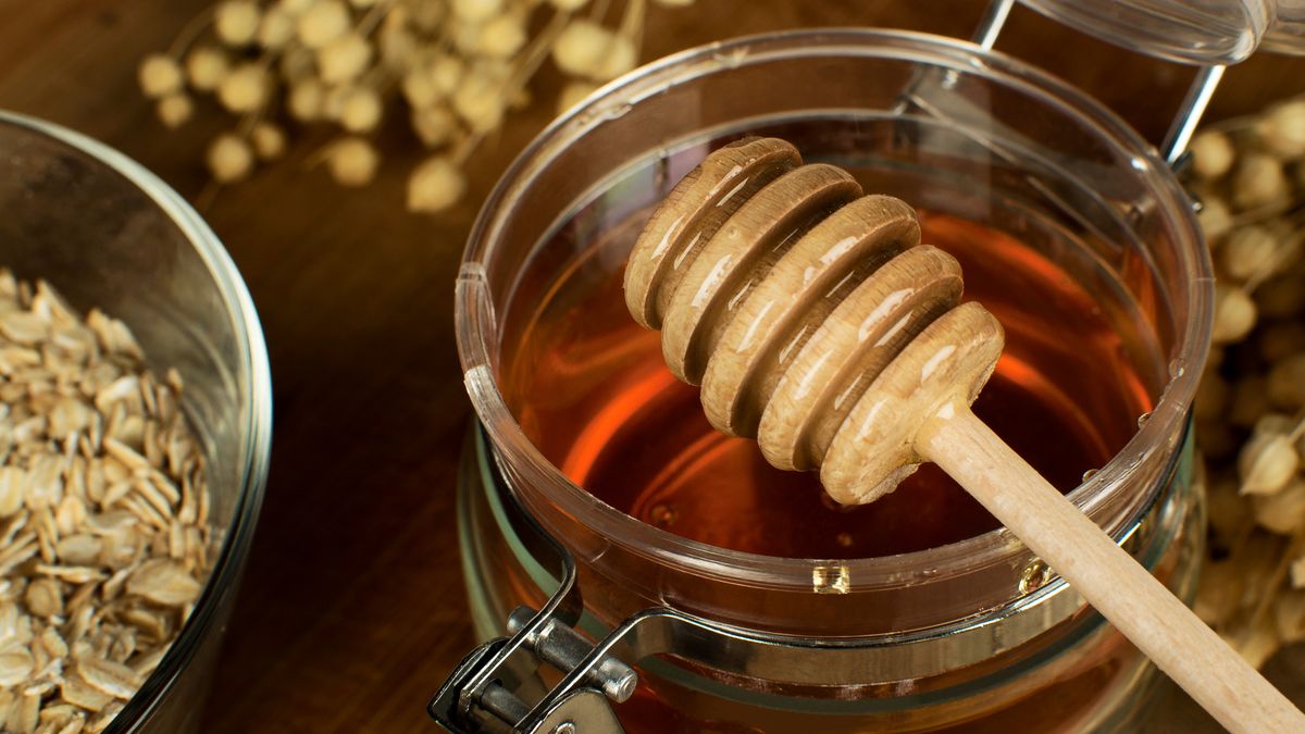 Podpowiadamy, na co zwracać uwagę  przy zakupie miodu. 