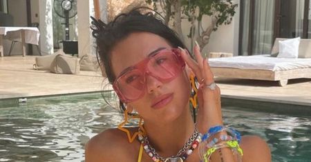 Rozgrzana Dua Lipa relaksuje się z koleżankami nad basenem w BARDZO SKĄPYM BIKINI (ZDJĘCIA)
