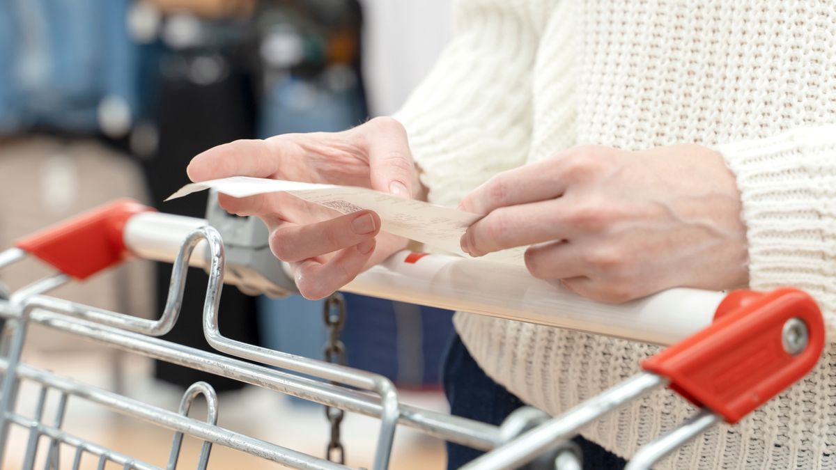 Znalazła to na swoim paragonie ze sklepu. Aż złapała za telefon. Zdjęcie ilustracyjne. 