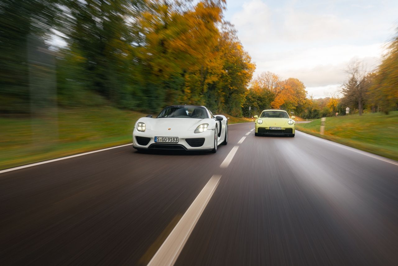 Porsche 918 Spyder vs Porsche 911 Carrera 4 GTS