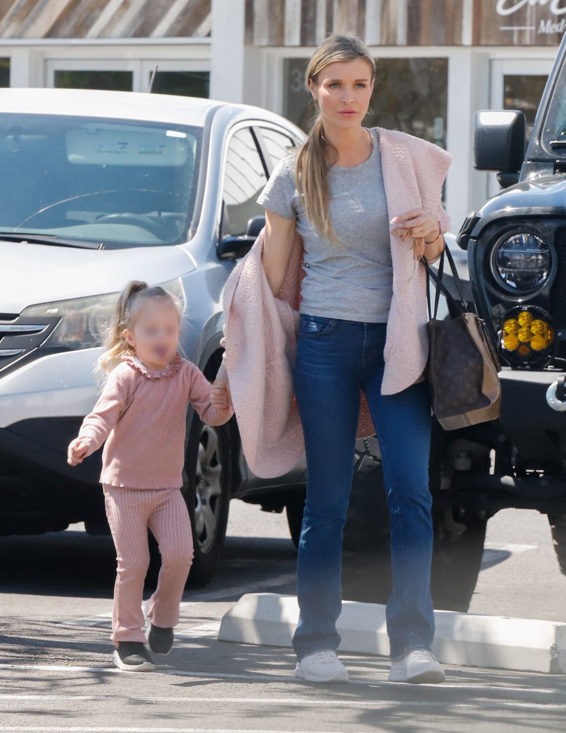 Joanna Krupa z córką na zakupach