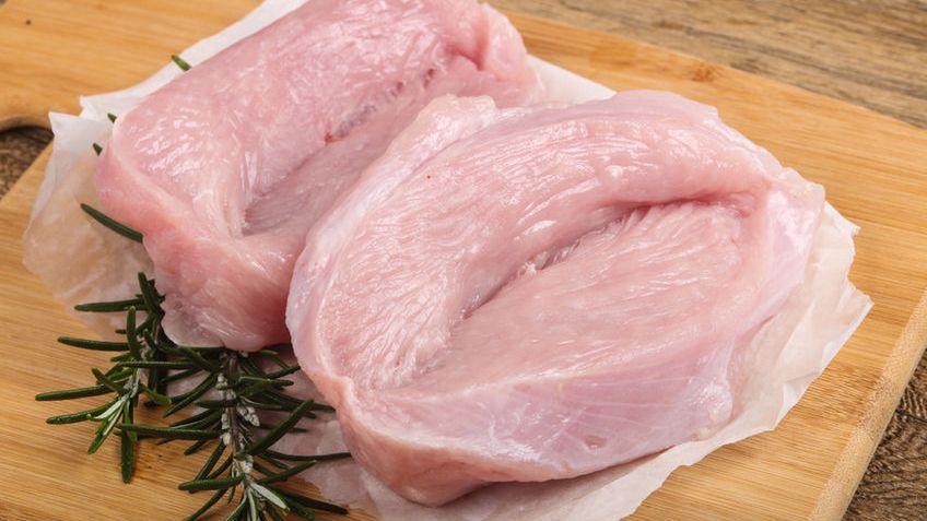 Surowa pierś z indyka ze skórą