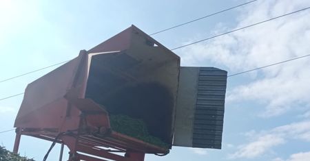 Kombajn zahaczył o linię energetyczną, nie żyje dwóch mężczyzn. Tragiczny wypadek podczas zbioru fasoli szparagowej