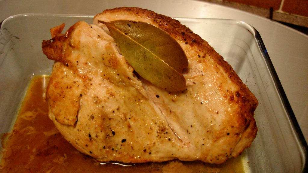 Pieczona pierś z indyka ze skórą