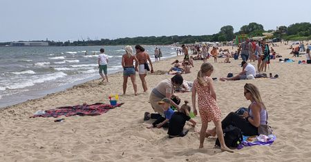 Turyści rozczarowani pogodą w Gdańsku. Wiatr wygonił ich z plaży