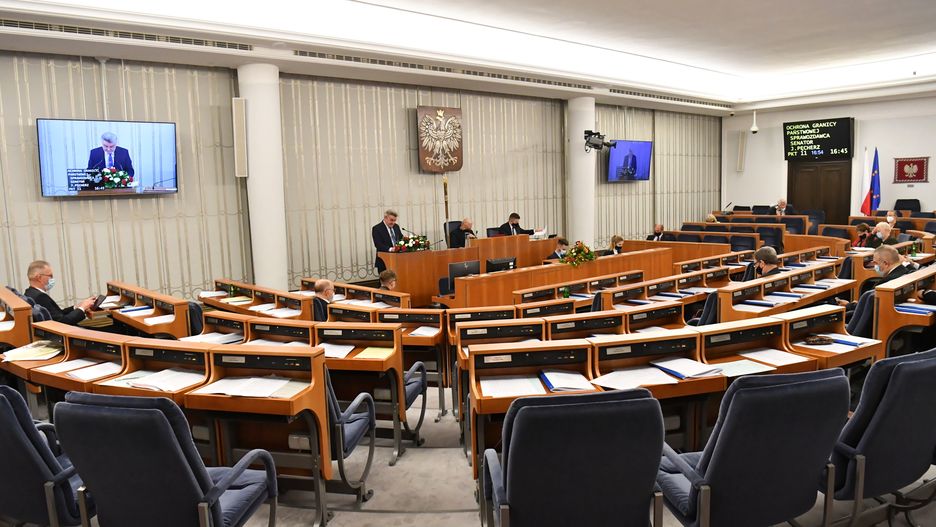 Janusz P�cherzWarszawa, 25.11.2021. Senator KO Janusz P�cherz (C-L) na sali plenarnej Senatu w Warszawie, 25 bm. W drugim dniu posiedzenia senatorowie zajmuj� si� m.in. projektem ustawy o ochronie granicy pa�stwowej. (amb) PAP/Piotr NowakPiotr Nowak10 10. X, covid, covid-19, czwarta fala, epidemia, epidemie i zarazy, kadencja, kadencji, koronawirus, koronawirus w Polsce, kryzys migracyjny, maseczka ochronna, maska, migracja, nielegalne, obrady, pandemia, polityk, polityka, posiedzenie, projekt ustawy, sala posiedze�, SARS-CoV-2, Senat, senatorowie, stan epidemii, sytuacja na granicy wschodniej, u�atwienia, Unii Europejskiej, wirus, zmiana , zmiany, polsko-bia�oruskiej