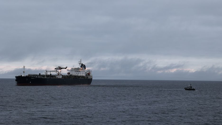 A handout photo made available by the Finnish Border Guard shows a helicopter used by the authorities during an operation to move the Eagle S tanker from the Gulf of Finland to Svartbeck inner anchorage near the port of Kilpilahti, Finland, 28 December 2024. Finnish authorities are investigating the Eagle S, an oil tanker registered with the Cook Islands, suspected of having caused the outage of an undersea power cable connecting Finland and Estonia on 25 December. EPA/FINNISH BORDER GUARD HANDOUT HANDOUT EDITORIAL USE ONLY/NO SALES Dostawca: PAP/EPA.