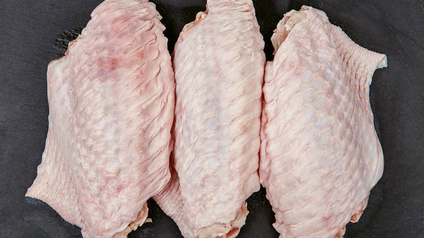 Surowe skrzydło z indyka ze skórą