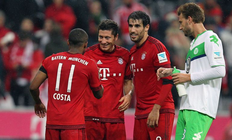 Costa, Lewandowski i Martinez podczas meczu z Wolfsburgiem