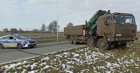 Na S7 sceny jak z filmu. Taranował radiowozy, uciekał busem 120 kilometrów