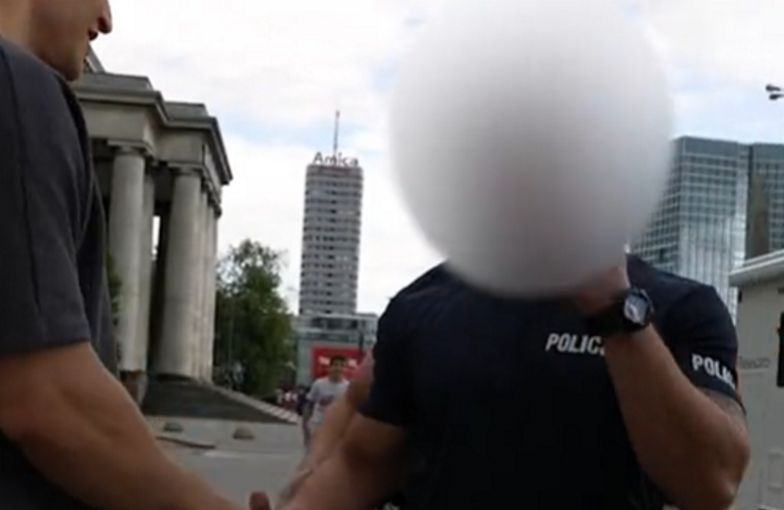 "Tylko bez twarzy". Nagranie z policjantem z Warszawy jest hitem