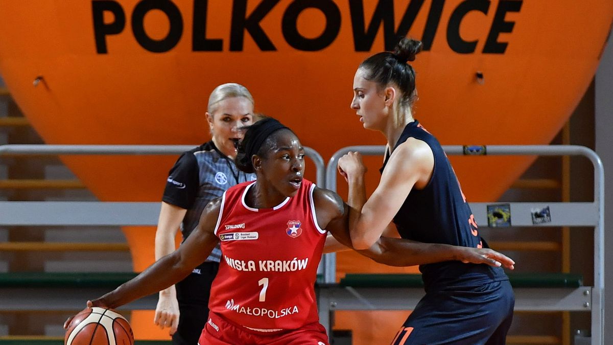 PAP / Maciej Kulczyński / Na zdjęciu: Krystal Vaughn (z piłką) i Ana-Maria Filip