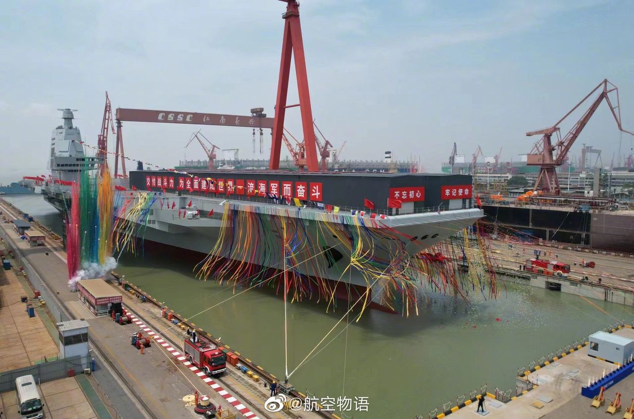 Chiny zwodowały lotniskowiec Fujian. To ich najpotężniejszy okręt wojenny