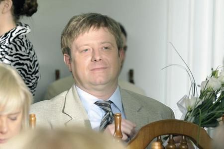 Olaf Lubaszenko w sutannie