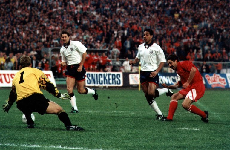 Marek Leśniak (z prawej) podczas meczu z Anglią