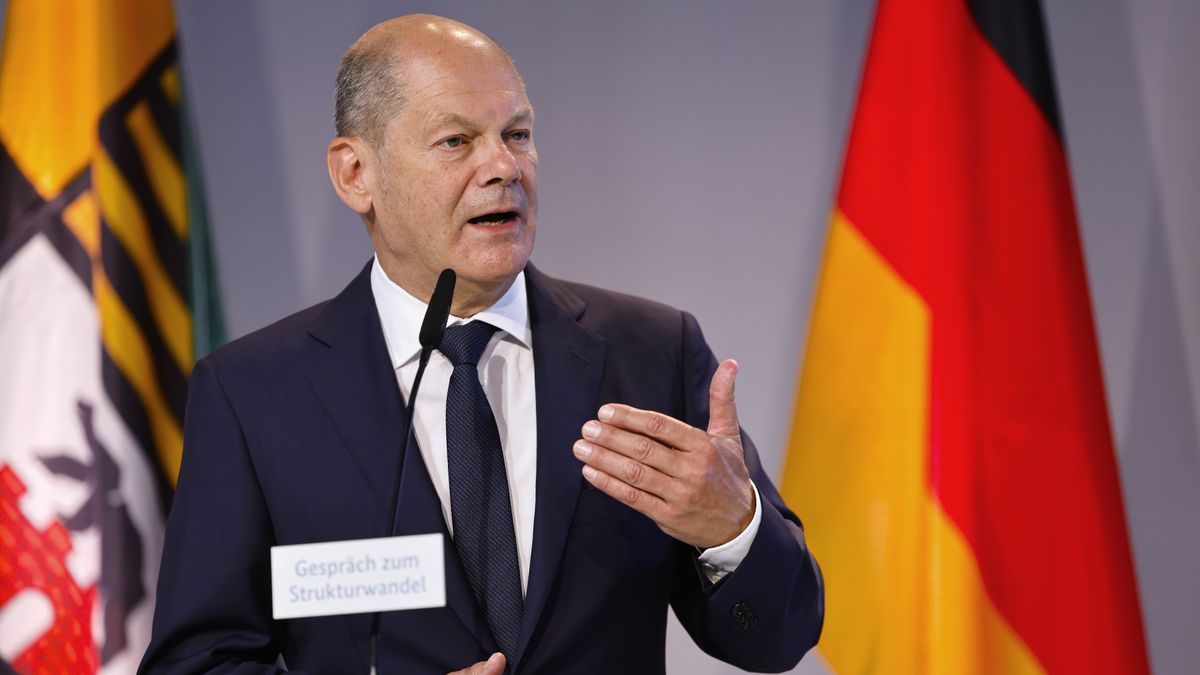 German Chancellor Olaf Scholz addresses a news conference after talks in Schwarze Pumpe district of Spremberg, Brandenburg, Germany, 02 September 2022. Chancellor Scholz is visiting the Lusatia region in eastern Germany, one of the largest mining areas in the country, to meet the heads of the federal states of the coal regions affected by structural change. EPA/HANNIBAL HANSCHKE Dostawca: PAP/EPA.