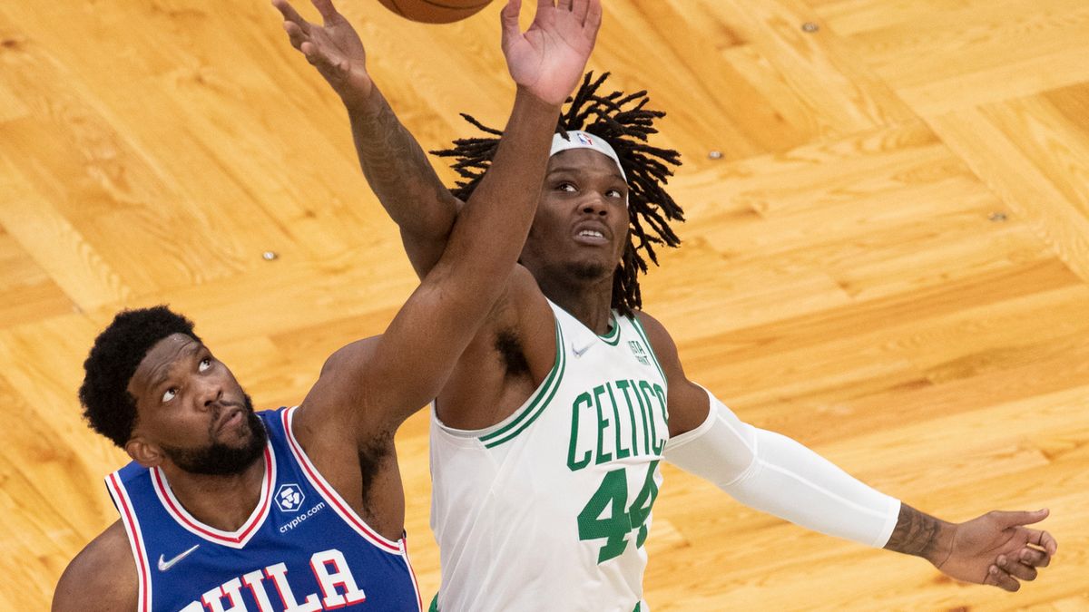  Joel Embiid (z lewej) i Robert Williams III