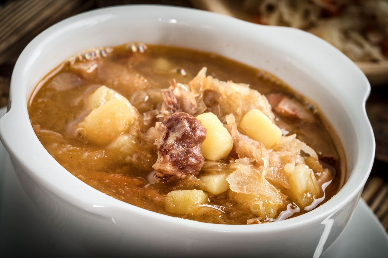 Dziś ta zupa kojarzona jest z górskimi karczmami. W PRL-u robiła ją niemal każda gospodyni