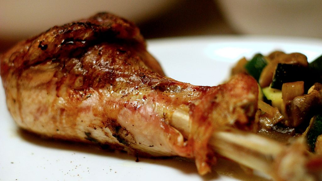 Pieczone podudzie z indyka ze skórą